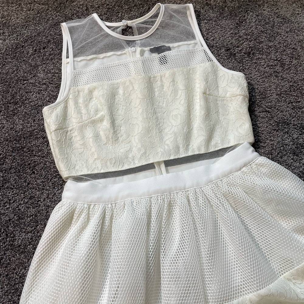 Mesh & lace cutout sleeveless dress - Picture 3 of 6